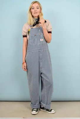 "Faites Tourner les Rayures avec Notre Salopette Magique!"