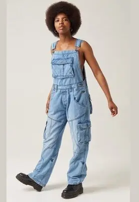 Des idées de looks pour briller en salopette large : style zen et décontracté !